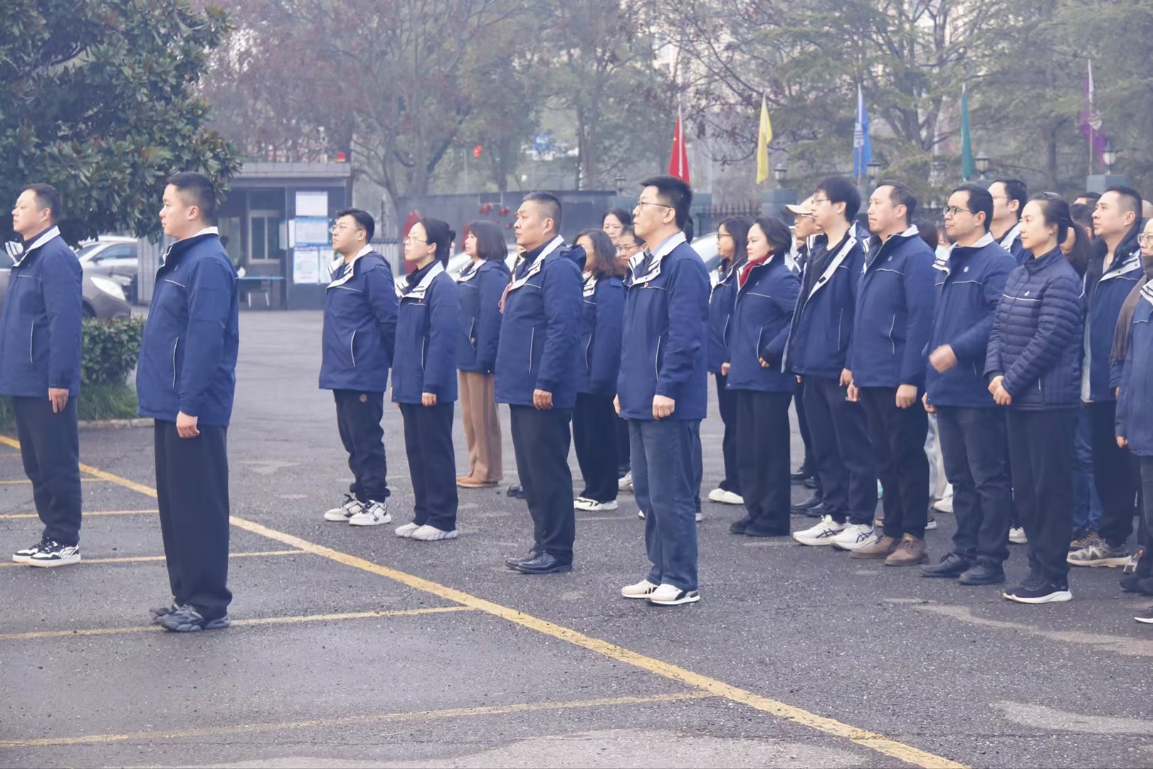 晨光映旗起新篇，凝新奮進(jìn)新征程